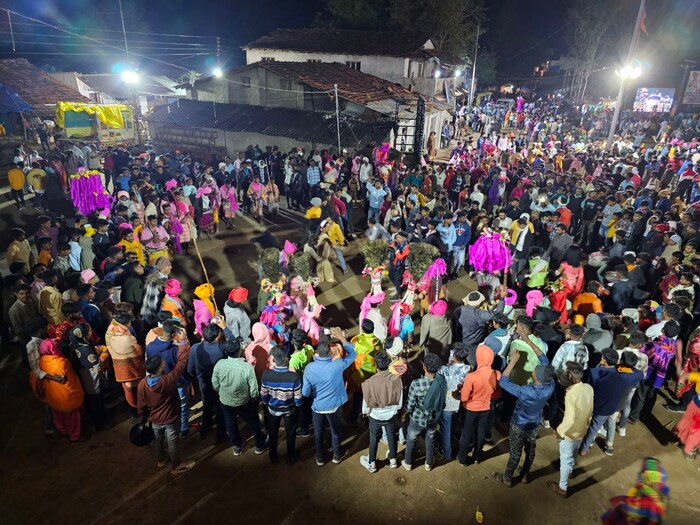 सातपुड्याच्या पर्वतरांगात होणाऱ्या होळीचा हा उत्सव अनुभवण्यासाठी हजारो पर्यटक उपस्थित असतात. (सर्व फोटो सौजन्य : अरुण कुमार, गुजरात केडर IFS ऑफिसर)