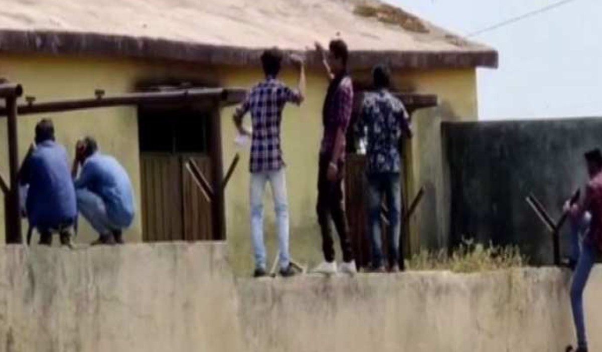 10th 12th exam : कॉपीमुक्त अभियानाला तिलांजली, यवतमाळमध्ये कॉपी पुरवण्यासाठी खुलेआम झुंबड