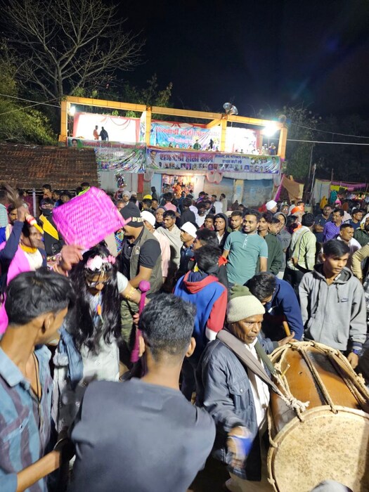 पाच दिवस चालणाऱ्या या होळीच्या उत्सवात आदिवसी संस्कृती झलक पाहता येते.