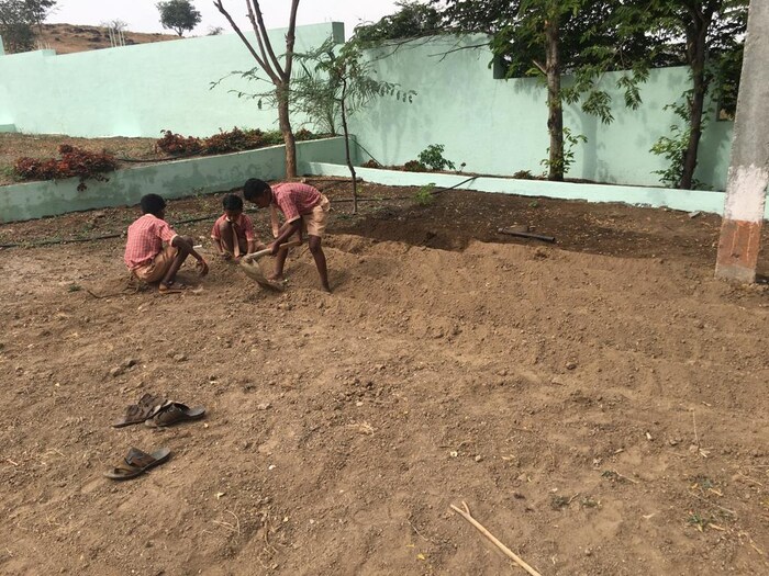   संगमनेर तालुक्यात असणारी नांदूर खंदरमाळ येथील लहूचा मळा जिल्हा परिषद शाळा उपक्रमशिल शाळा म्हणून ओळखली जाते.