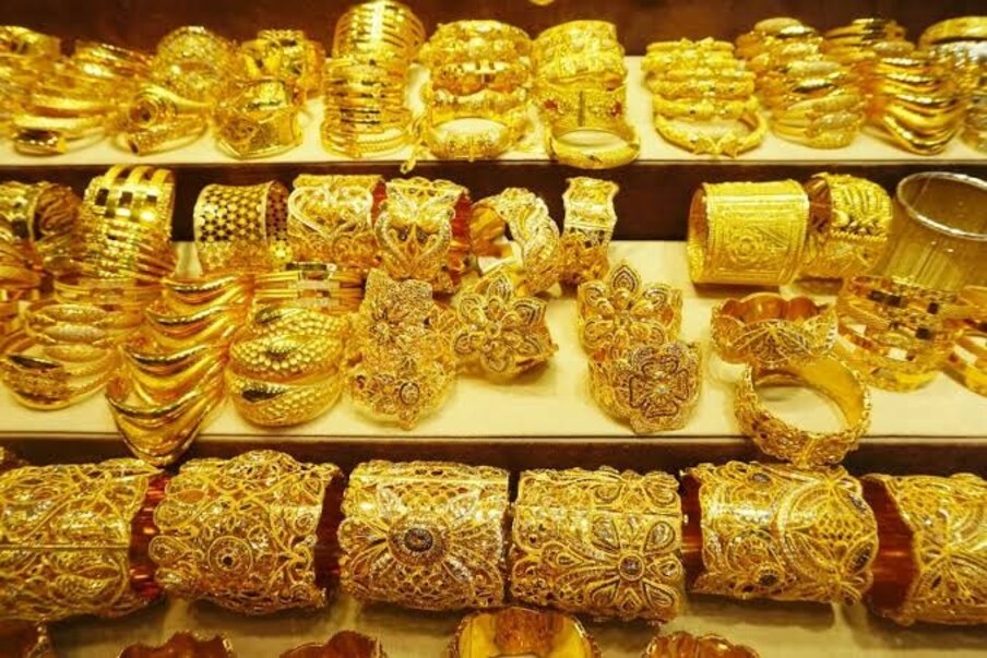 गुंतवणुकीचा उत्तम मार्ग म्हणूनही सोने चांदीचा विचार केला जातो. त्यामुळे बदलणाऱ्या दरांवर सर्वांचेच लक्ष असते.