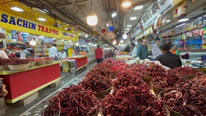  या बाजारात हे मसाला मार्केट गेल्या 32 वर्षापासून सुरू आहे. तब्बल दोनशेपेक्षा जास्त व्यापाऱ्यांची याठिकाणी मसाल्याची दुकानं आहेत.