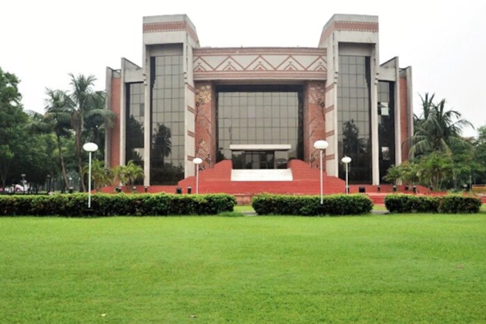 IIM कलकत्ता - IIM कलकत्ता देशातील शीर्ष MBA महाविद्यालयांच्या यादीत तिसऱ्या क्रमांकावर गणले जाते. येथे शिकणाऱ्या विद्यार्थ्यांना लाखोंचे पॅकेज मिळते.