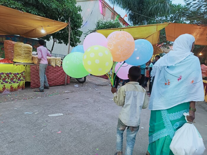वडगाव गुप्ता येथील जिल्हा परिषद शाळेच्या प्रांगणात हा पीर आहे. दावल मलिक बाब यांच्या उरूसाला अनेक वर्षांची परंपरा आहे. 