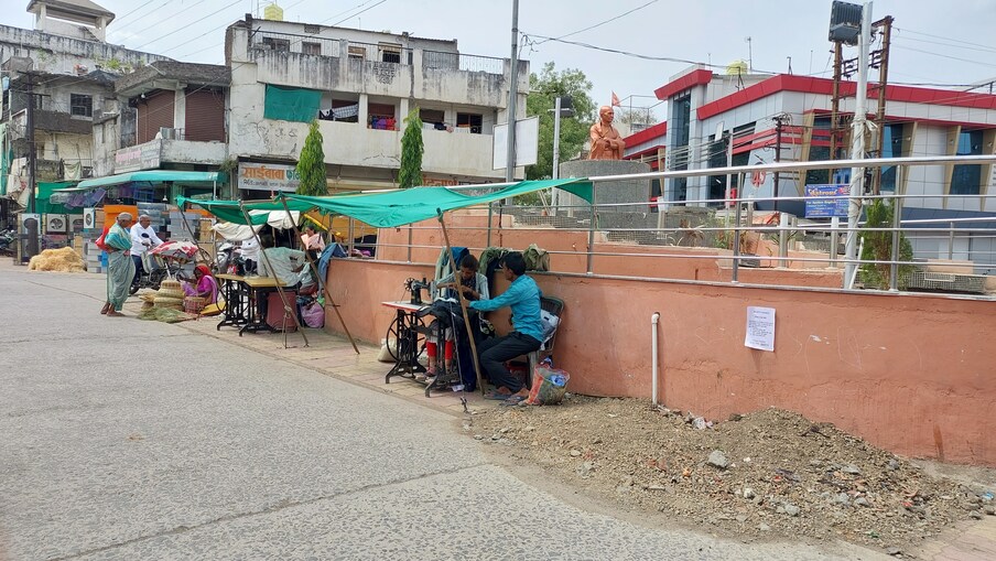 चौकाचौकात नगर परिषद प्रशासनाकडून स्टीलची डस्टबिन बसवण्यात आली आहे. मात्र या डस्टबिनमध्येच कचरा जाळला जातो, त्यामुळे डस्टबिन खराब झाली आहेत. 