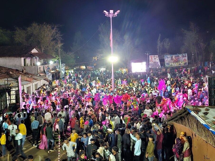 मुक्त आणि प्रसन्न वातावरणात सातपुड्यातील होळी साजरी करण्यात येते.
