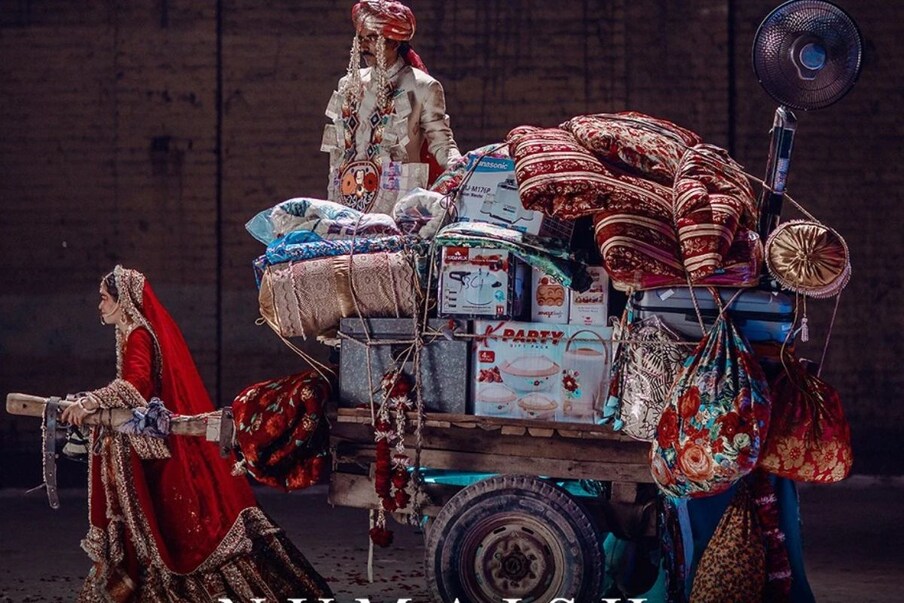 स्वराने निवड केलेला डिझायनर अली झिशान हा पाकिस्तानात खूप लोकप्रिय आहे. मध्यंतरी युनायटेड नेशन्स वुमन पाकिस्तान साठी डिझायनर अली झिशानने 'नुमाईश' नावाची कथा सादर करत हुंडाबळीवर भाष्य केलं होतं.