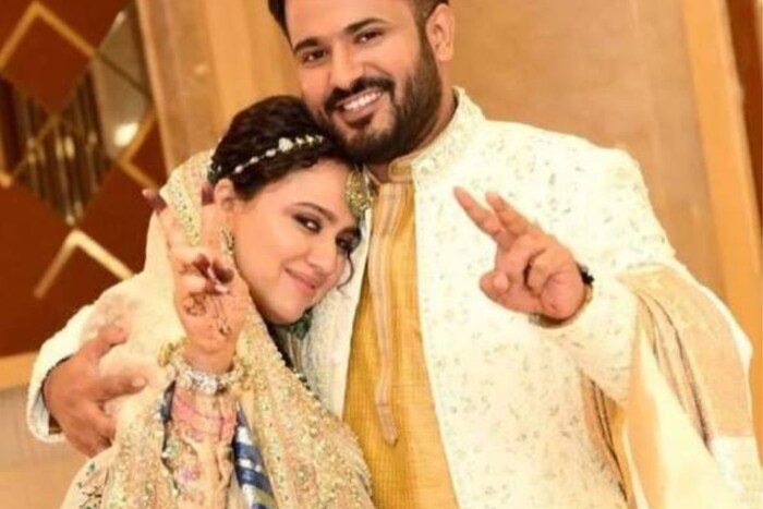 बॉलिवूड अभिनेत्री स्वरा भास्करनं फहाद अहमदसोबत लग्नगाठ बांधली. दोघांच्या लग्नाचे फोटो सोशल मीडियावर व्हायरल झाले आहेत. 