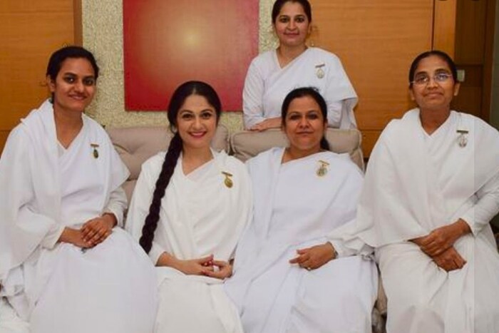  2013 मध्ये, ग्रेसी सिंग ब्रह्माकुमारी वर्ल्ड स्पिरिच्युअल युनिव्हर्सिटीमध्ये सामील झाली. यानंतर तिने त्यांचे नियम पूर्णपणे पाळण्यास सुरुवात केली. ती अनेकदा ब्रह्माकुमारीच्या कार्यक्रमातही सहभागी होत असते.