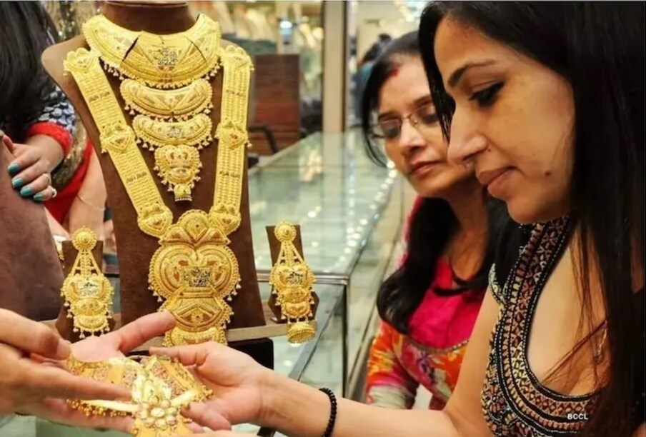 महाराष्ट्रातील लोकांना सोन्या-चांदीचे चांगलेच आकर्षण आहे. विशेषत: सण, उत्सव, घरगुती समारंभ यांना महिला वर्ग आवर्जून दागिन्यांची खरेदी करतो.