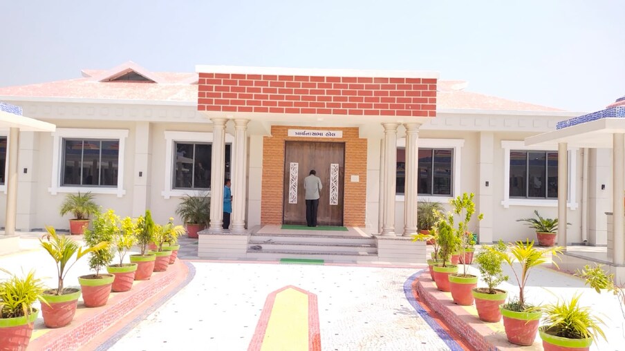 वरिष्ठ नागरिकांसाठी प्रार्थनागृह, पुस्तकालय त्याचबरोबर पुरुष आणि महिलांसाठी स्वतंत्र स्वच्छतागृहाची सोय देखील इथं करण्यात आली आहे.