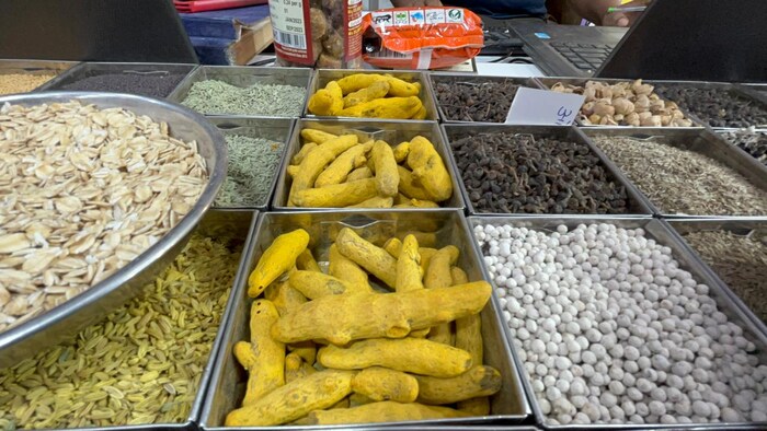  काश्‍मीरी मिरची, मिरची, धने, हळद, दालचिनी, खसखस, लवंग, वेलची, जायफळ, खडा मसाला, जिरे, मोहरी, खोबर, चिंच यासह अनेक प्रकारचे मसाले इथं मिळतात. 