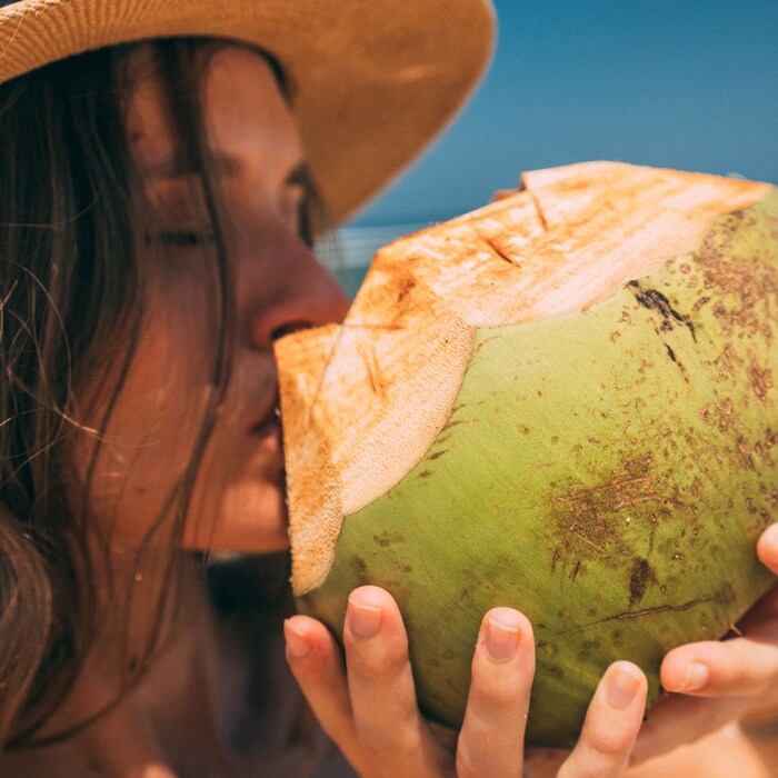 उन्हाळ्यात द्रवपदार्थांचं सेवन वाढवा. नारळ पाणी, लिंबूपाणी, ताक, लस्सी, रस यांचं सेवन करा. ही सर्व पेयं शरीरात पाण्याची कमतरता होऊ देणार नाहीत आणि तुम्हाला भरपूर ऊर्जा मिळेल.