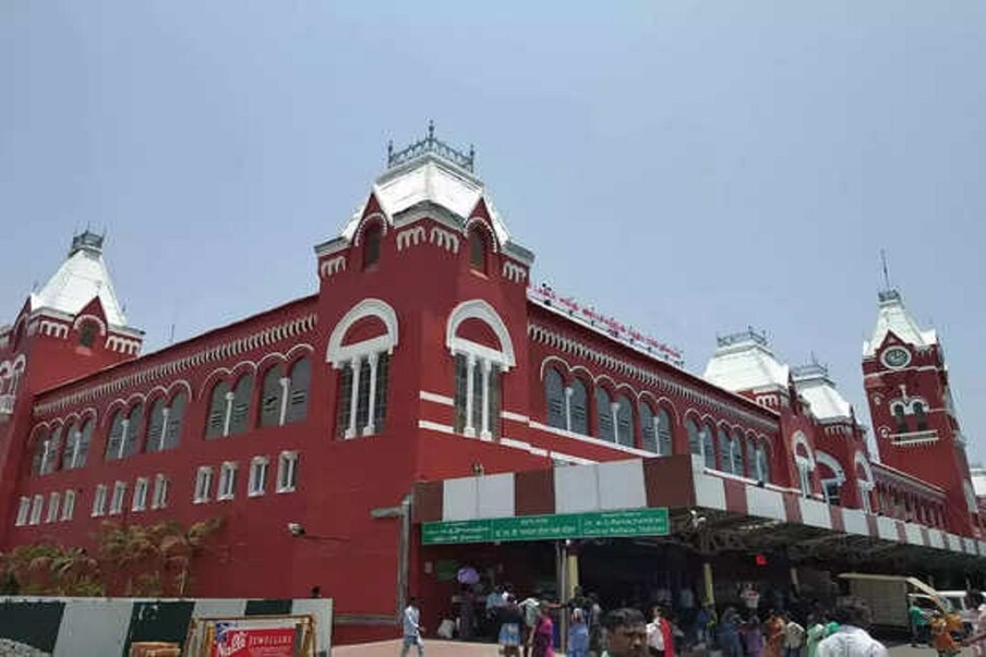या बोर्डवर प्रवाशांना ट्रेनच्या वेळा आणि त्याची संपूर्ण माहिती मिळणार आहे. त्यामुळे या निर्णयाचं काही नागरिकांनी स्वागत केलं आहे. तर काही जणांनी या निर्णयाला ट्विट करून विरोधही दर्शवला आहे. 