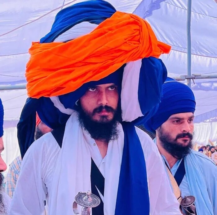 अमृतपाल सिंग संधू याने राजस्थानमधील गंगानगर येथून आपल्या प्रचार अभियानाची सुरुवात केली. आता रद्द करण्यात आलेल्या 3 कृषी कायद्यांच्या निषेधार्थ झालेल्या शेतकरी आंदोलनाला त्यांनी उघडपणे पाठिंबा दिला. रोडे गावात खलिस्तानी घोषणांच्या दरम्यान 'वारीस पंजाब दे' या संघटनेच्या प्रमुखपदी त्याची नियुक्ती करण्यात आली. तो खलिस्तानी दहशतवादी जर्नेलसिंग भिंद्रनवालेसारखा पोशाख घालतो, त्याला आपला आदर्श मानतो. अमृतपाल म्हणतो की तो जर्नेलसिंग भिंद्रनवाले याच्या पायाच्या धुळीच्या बरोबरीनेही नाही. आणि त्यांनी दाखवलेल्या मार्गावर चालण्याचा प्रयत्न करत आहे. गेल्या दोन वर्षांत त्यांनी पंजाबमध्ये मोठ्या संख्येने आपले अनुयायी आणि समर्थक बनवले आहेत. (फोटो/एफबी)
