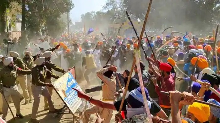 खलिस्तानला पाठिंबा दिल्याने भारत सरकारने त्याच्या सोशल मीडिया अकाउंटवर बंदी घातली आहे. अमृतपाल सिंग 23 फेब्रुवारी 2023 रोजी अमृतसरमधील अजनाला पोलिस स्टेशनवर त्याच्या समर्थकांच्या जमावाने हल्ला केल्यानंतर देशभरात प्रसिद्ध झाला. पोलिसांनी तुफान सिंग या त्याच्या एका साथीदाराला अटक केली होती. तुफान निर्दोष असल्याचे सांगून अमृतपाल हजारो समर्थकांसह पोलिस स्टेशनमध्ये पोहोचला आणि पोलिसांना त्याच्या साथीदाराला 24 तासांत सोडण्याची धमकी दिली. पंजाब सरकार आणि पोलिसांना त्याच्यापुढे नमते घ्यावे लागले. अमृतपालच्या 6 समर्थकांवर अपहरण आणि प्राणघातक हल्ला यासह अनेक गंभीर कलमांखाली गुन्हा दाखल करण्यात आला आहे. (एएनआय फोटो)