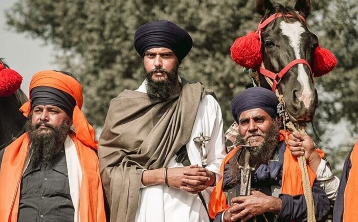 अमृतपाल सिंग संधू हा अमृतसरच्या बाबा बकाला तहसीलमधील जल्लूपूर खैरा गावचा रहिवासी आहे. तो दुबईत ट्रक चालक होता आणि 2021 मध्ये पंजाबला परतला होता. दिल्ली लाल किल्ल्यातील हिंसाचाराचा आरोपी दीप सिद्धूचा रस्ता अपघातात मृत्यू झाल्यानंतर त्याला 2022 मध्ये 'वारीस पंजाब दे' संघटनेचे प्रमुख बनवण्यात आले. अमृतपाल याने एक प्रचार मोहीम सुरू केली, ज्याचा उद्देश पंजाबमधील शीख समुदायाला निहंग शीखचा एक भाग बनवणे हा होता. शीख समुदायामध्ये, या विशेष विभागातील शीख, जे नैसर्गिकरित्या आक्रमक असतात आणि त्यांच्याकडे शस्त्रे असतात, त्यांना निहंग शीख म्हणतात. निहंग म्हणजे पर्शियन भाषेत मगर. शिखांचा हा विशेष गट योद्धा मानला जातो. (फोटो/एफबी)
