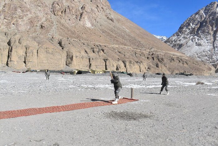 भारतीय लष्कराच्या फायर अँड फ्युरी कॉर्प्सने जारी केलेले हे फोटो त्रिशूल विभागाच्या पटियाला ब्रिगेडचे आहेत. जिथे गलवान व्हॅलीजवळील अतिशय उंचावर उणे तापमानात क्रिकेट स्पर्धा पूर्ण उत्साहात आयोजित करण्यात आली.