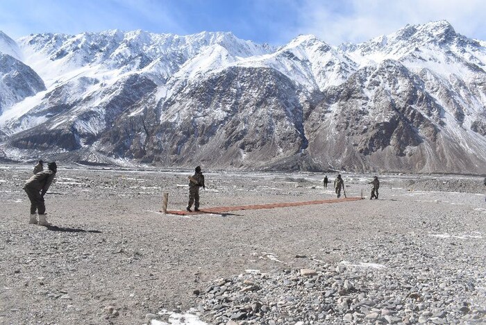 17 व्या कॉर्प्स कमांडर ग्रुपच्या बैठकीनंतरही पूर्व लडाखमध्ये भारत आणि चिनी लष्कर यांच्यातील तणावाचा प्रश्न सुटलेला नाही. दोन्ही देशांच्या सैन्याने चकमकीच्या ठिकाणांवरून माघार घेतली आहे. परंतु, लष्करी तैनाती वाढल्याने तणाव कायम आहे. दोन्ही बाजूने माईंड गेम सुरू आहे.