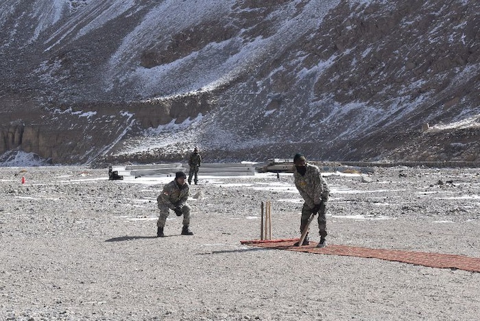 भारतीय लष्कराच्या फायर अँड फ्युरी कॉर्प्सने जारी केलेले हे फोटो त्रिशूल विभागाच्या पटियाला ब्रिगेडचे आहेत. जिथे गलवान व्हॅलीजवळील अतिशय उंचावर उणे तापमानात क्रिकेट स्पर्धा पूर्ण उत्साहात आयोजित करण्यात आली.