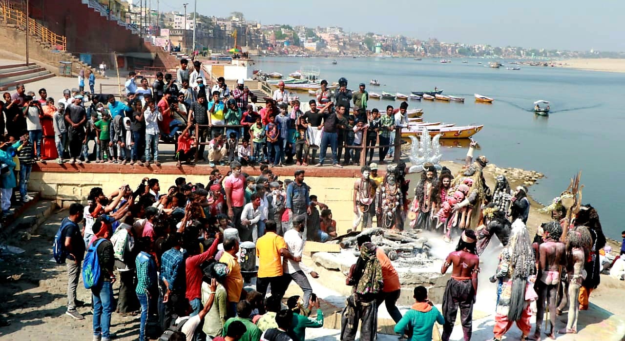 काशीमध्ये अशी श्रद्धा आहे की, रंगभरी एकादशीच्या दुसऱ्या दिवशी बाबा विश्वनाथांनी येथील स्मशानभूमी असलेल्या मणिकर्णिका घाटावर आपल्या गणांसह होळी खेळली. अघोरी, तांत्रिक आणि साधू संत डमरू आणि शंखांच्या आवाजात जळत्या चितेमध्ये एकमेकांना राख लावतात.