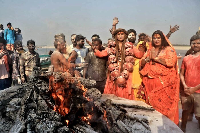 असे मानले जाते की बाबा विश्वनाथ स्वत: अदृश्यपणे या अद्भुत होळी खेळण्यासाठी आणि त्याच्या छटा पाहण्यासाठी सहभागी होतात. बनारसच्या जगप्रसिद्ध मणिकर्णिका घाटावर अशी होळी खेळण्याची परंपरा शतकानुशतके चालत आलेली आहे.