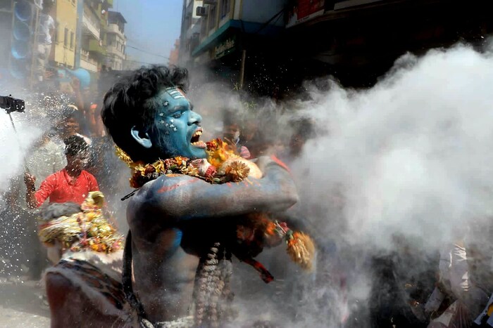 काशीच्या स्मशानभूमीचा हा विधी वेगळा आहे. हे पाहण्यासाठी जगभरातून हजारो पर्यटक बनारसला येतात.