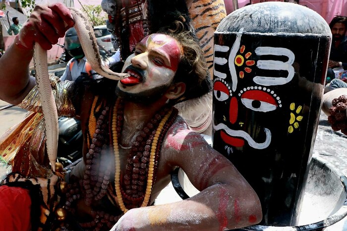 हिंदू पौराणिक कथेनुसार, भगवान शिवाने महाशिवरात्रीला देवी पार्वतीशी विवाह केला आणि काही दिवस पार्वतीच्या मातृगृहात राहिले. असे मानले जाते की दोन आठवड्यांनंतर, रंगभरी एकादशीला, भगवान शिवाने तिला लग्नानंतर पहिल्यांदा काशीला आणले.