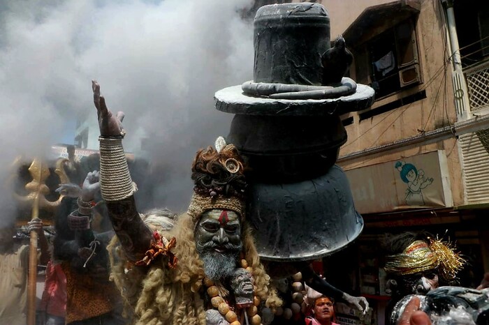 काशी विश्वनाथ मंदिरात देवी पार्वतीचे आगमन शिवभक्तांनी साजरे केले, असे मानले जाते. मात्र शिवभक्तांना रंग खेळण्याची संधी मिळाली नाही, त्यामुळे होळी खेळण्यासाठी भगवान स्वतः स्मशानभूमीत गेले. त्यांच्याबरोबर भस्माने होळी खेळले.