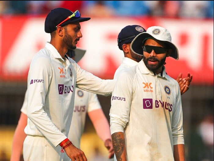 अक्षर पटेलचं होम ग्राऊंड अहमदाबाद आहे, या मैदानात अक्षरचं रेकॉर्डही घातक आहे. इंग्लंडविरुद्ध झालेल्या 2 टेस्टमध्ये अक्षर पटेलने 20 विकेट घेतल्या आहेत. फेब्रुवारी 2021 साली झालेल्या टेस्ट सीरिजच्या पहिल्या इनिंगमध्ये अक्षरने 5 विकेट आणि दुसऱ्या इनिंगमध्ये 6 विकेट घेतल्या. मार्च महिन्यात झालेल्या टेस्टमध्ये अक्षरने पहिल्या इनिंगमध्ये 4 आणि दुसऱ्या इनिंगमध्ये 5 विकेट नावावर केल्या. 