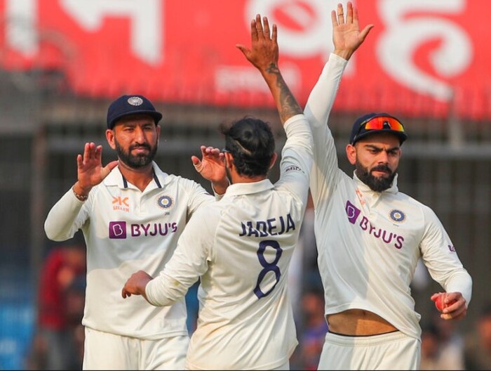 टीम इंडियाचा स्पिनर अक्षर पटेलला आतापर्यंत सीरिजमध्ये एवढी बॉलिंग करण्याची संधी मिळाली नाही. अनुभवी आर.अश्विन आणि रवींद्र जडेजाला कर्णधार रोहित शर्माने जास्त बॉलिंग दिली. सीरिजच्या पहिल्या तीन टेस्टमध्ये अक्षर पटेलच्या बॉलिंगवर ऑस्ट्रेलियन बॅटर फार खेळले नाहीत, ज्याचा फायदा रोहित घेऊ शकतो. रणनीती म्हणून कर्णधार रोहित शर्मा आणि कोच राहुल द्रविडने अक्षरला फार बॉलिंग दिली नसण्याचीही शक्यता आहे.