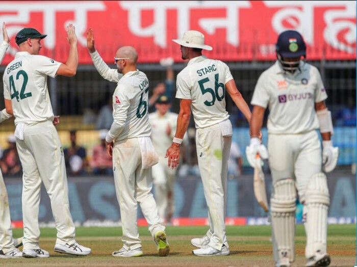 ऑस्ट्रेलियाविरुद्धच्या टेस्ट सीरिजमध्ये आतापर्यंत स्पिनरची जादू चालली आहे. भारत आणि ऑस्ट्रेलियाच्या स्पिनरनी बॅटरना त्रास दिला आहे. इंदूर टेस्टमध्ये तर नॅथन लायनने दुसऱ्या इनिंगमध्ये 8 विकेट घेतल्या. भारतीय टीमच्या प्लेयिंग इलेव्हनमध्ये असा स्पिनर आहे ज्याने अहमदाबाद टेस्टच्या एका मॅचच्या दोन्ही इनिंगमध्ये त्याने 5-5 विकेट घेतल्या आहेत.