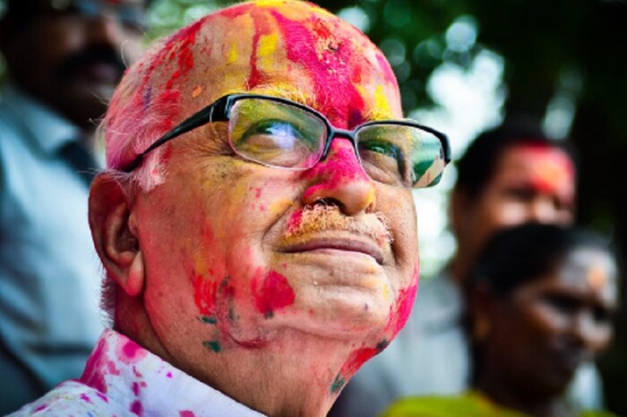भारतीय जनता पक्षाचे दिग्गज नेते लालकृष्ण अडवाणी यांच्या निवासस्थानी होळीचा जल्लोष असतो. त्यांच्या घरची होळी खूप प्रसिद्ध आहे. होळीच्या दिवशी अडवाणींच्या निवासस्थानी मीडिया आणि इतर नेत्यांना खास निमंत्रण असायचे. मात्र, ही धामधूम आता ओसरली आहे. पण आताही लोक त्यांच्या निवासस्थानी पोहोचून होळी खेळतात. कोरोनाता याला खंड पडला होता.