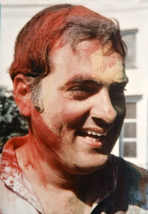 माजी पंतप्रधान राजीव गांधीही उत्साहाने होळी खेळायचे. पंतप्रधान झाल्यावर ते पंतप्रधानांच्या निवासस्थानी होळीला येणाऱ्यांवर गुलाल उधळत असत. विरोधी पक्षात असताना देखील ते होळीचा आनंद लुटायचे. (राजीव गांधी फाउंडेशनच्या सौजन्याने)