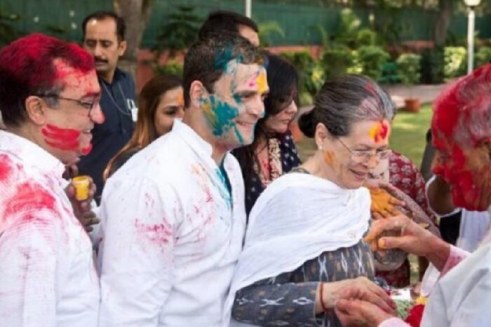 काँग्रेस नेत्या सोनिया गांधीही होळी खेळण्यात मागे नाहीत. काँग्रेसवाले त्यांच्या निवासस्थानी येतात. होळी साजरी करण्यात खुद्द राहुल गांधीही पुढे असतात. हे फोटो काही वर्षांपूर्वीचे आहे, ज्यात सोनियांचे शासकीय निवासस्थान 7, जनपथ येथे होळी साजरी केली जात आहे.