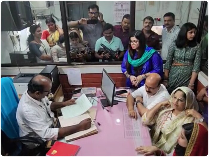आंतरराष्ट्रीय महिला दिनानिमित्त, केरळच्या कासरगोड जिल्ह्यात एक अनोखा 'विवाह' पाहायला मिळाला. येथे जवळपास 29 वर्षांपूर्वी लग्न केलेल्या जोडप्याने त्यांच्या तीन मुलींसाठी पुनर्विवाह केला. होसदुर्ग उपनिबंधक कार्यालयात झालेल्या या लग्नाला त्यांच्या तीन मुलींव्यतिरिक्त त्यांचे कुटुंबीय आणि मित्रमंडळी उपस्थित होते.