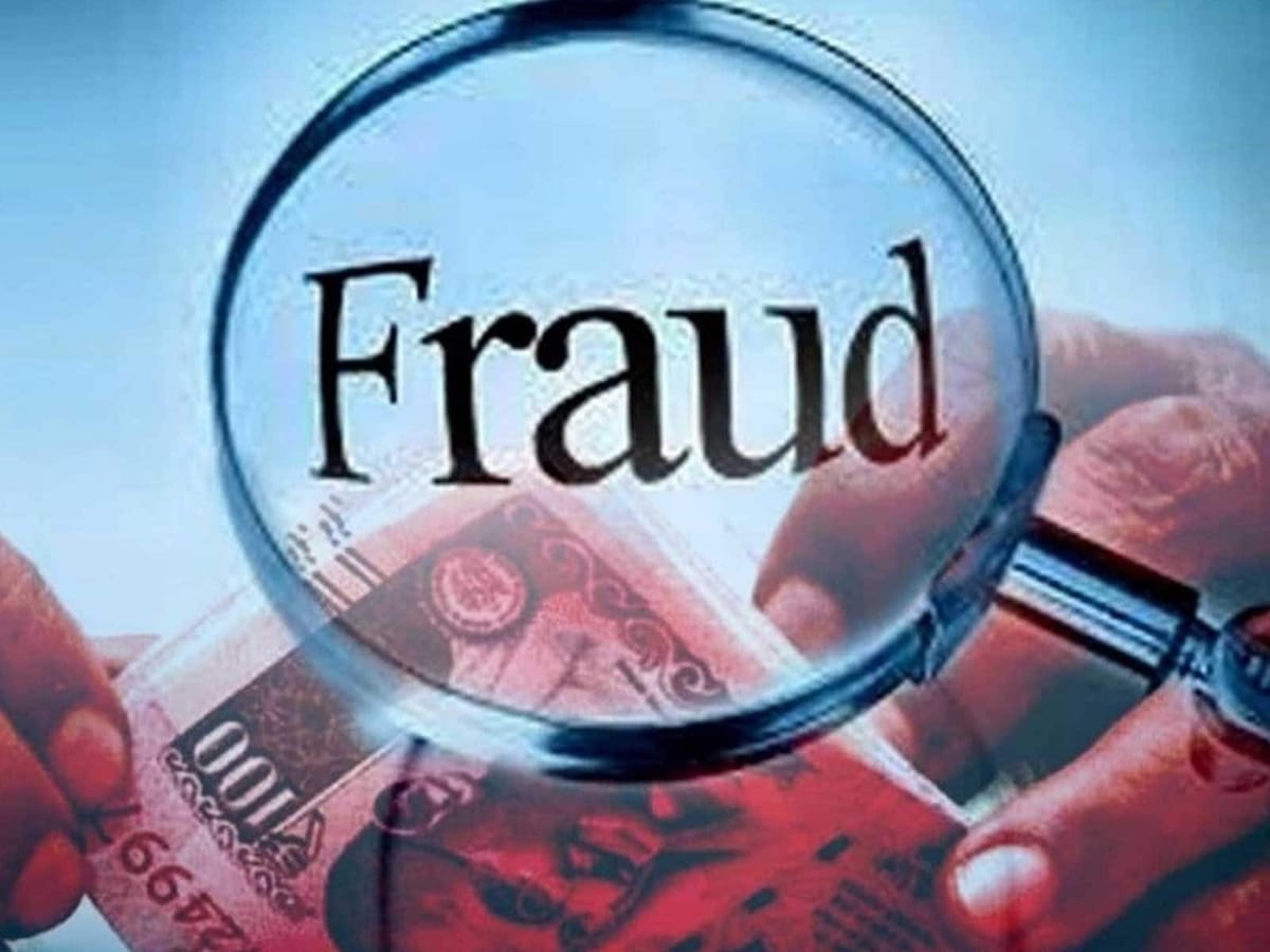 देशात डिजिटल व्यवहार वाढल्याने ऑनलाइन फसवणुकीच्या घटनाही वाढल्या आहेत. तुमच्यासोबत अशी घटना घडल्यास त्यावर तातडीने कारवाई करावी. ऑनलाइन फसवणुकीवर त्वरित कारवाई केल्याने अनेक वेळा रिफंड मिळणे सोपे होते. फसवणूक झाल्याची तक्रार तुम्ही ताबडतोब बँकेला द्यावी. (फोटो: न्यूज18)