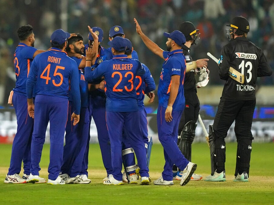 टीम इंडियाच्या प्लेईंग इलेव्हनमध्ये 4 जागांसाठी स्पर्धा रंगणार आहे, यात एका स्पिनरच्या जागेसाठी कुलदीप यादव आणि युझवेंद्र चहल यांच्यात टक्कर होईल. तर ऑलराऊंडरमध्ये अक्षर पटेल किंवा वॉशिंग्टन सुंदर यांच्यापैकी एकाला संधी मिळेल. अक्षर पटेलने टेस्ट सीरिजमध्ये चांगली बॅटिंग केली असली तरी त्याला बॉलिंगमध्ये यश मिळालं नाही. तिसरा फास्ट बॉलर म्हणून उमरान मलिक आणि जयदेव उनाडकट यांच्यापैकी एक जण खेळेल. तर एक स्थान शार्दुल ठाकूर किंवा केएल राहुल यांच्यातल्या एकाला मिळेल. 