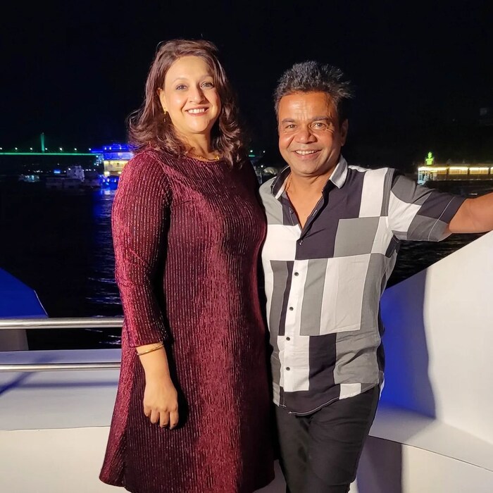 खाजगी आयुष्याबाबत सांगायचं तर त्यांनी फारच दुःख पाहिलं आहे. अभिनेत्याचं पहिलं लग्न करुणासोबत झालं होतं. मात्र लेकीला जन्म दिल्यानंतर प्रेग्नसीमधील कॉम्प्लिकेशन्समुळे त्यांचं निधन झालं. यावेळी राजपाल यादव पूर्णपणर तुटून गेले होते. 