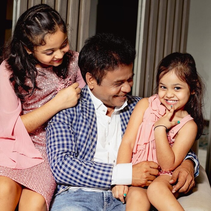 पत्नीच्या मृत्यूनंतर त्यांना लग्न करण्याची इच्छा नव्हती. मात्र २००३ मध्ये ते कॅनडा मध्ये राधा नावाच्या एका मुलीच्या प्रेमात पडले. त्यांनंतर राजपाल यादवने दुसरं लग्न केलं होतं. 