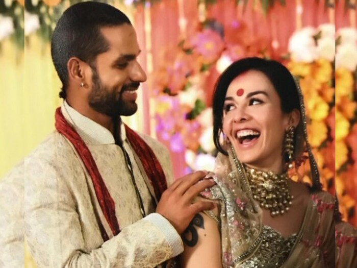 शिखर धवन : भारतीय संघाचा सलामीवीर शिखऱ धवनने ऑस्ट्रेलियात राहणाऱ्या आयशा मुखर्जीसोबत लग्न केलं होतं. भारतात जन्मललेली आयशा वयाच्या ८ व्या वर्षी आई-वडिलांसोबत ऑस्ट्रेलियात स्थायिक झाली होती. आय़शा आणि शिखर धवन यांची फेसबुकवर ओळख झाली होती. २०१२ मध्ये दोघांनी लग्न केलं. दोघांना एक मुलगासुद्धा आहे. शिखर धवनशी लग्नाअगोदर आयशाचा घटस्फोट झाला होता. आता शिखर धवनसोबत २०२१ मध्येही तिने घटस्फोट झाल्याचं जाहीर केलं.