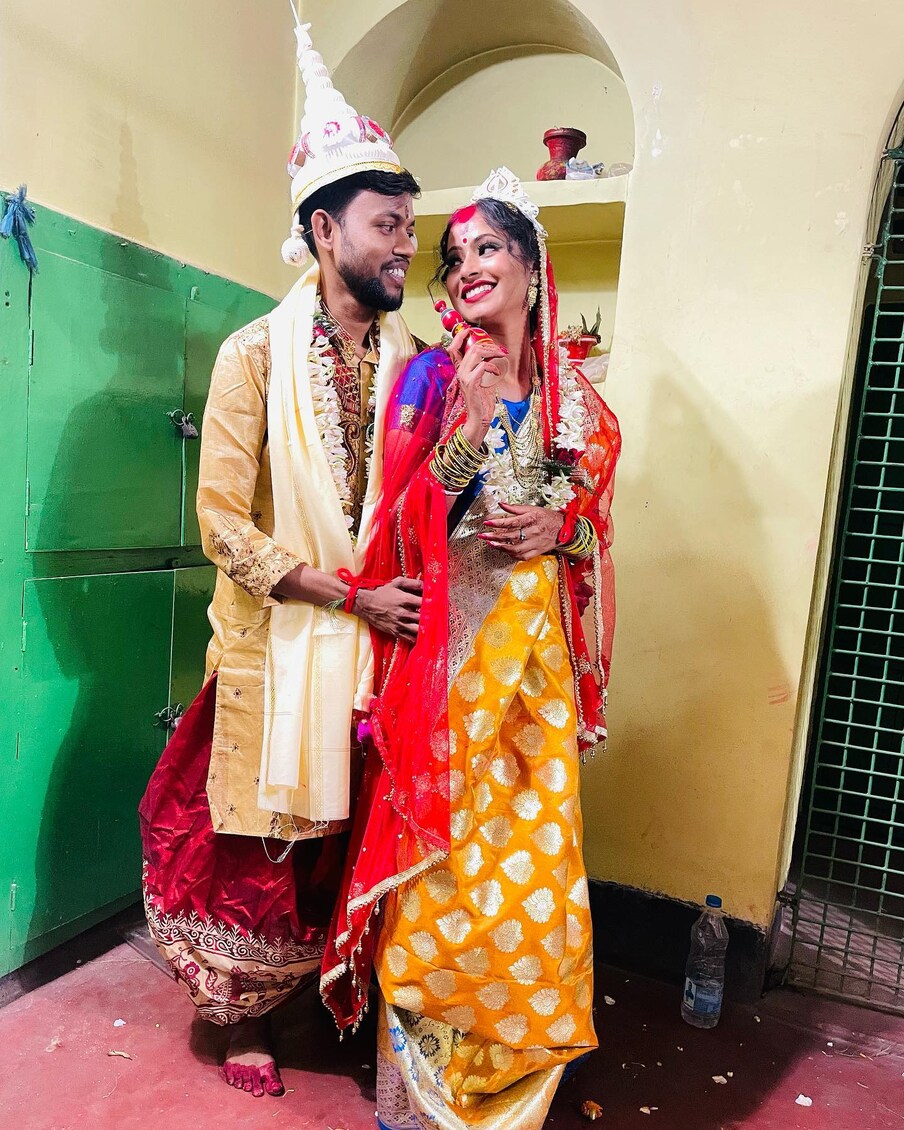 मिळालेल्या माहितीनुसार, 15 मार्च रोजी कोलकाताच्या प्रसिद्ध काली मंदिरात मनोज आणि ज्योतीचे लग्न झाले होते. दोघांनीही गुपचूप लग्न उरकले. त्याने हा फोटो सोशल मीडियावर शेअर केल्यानंतर लोकांना याची माहिती मिळाली.