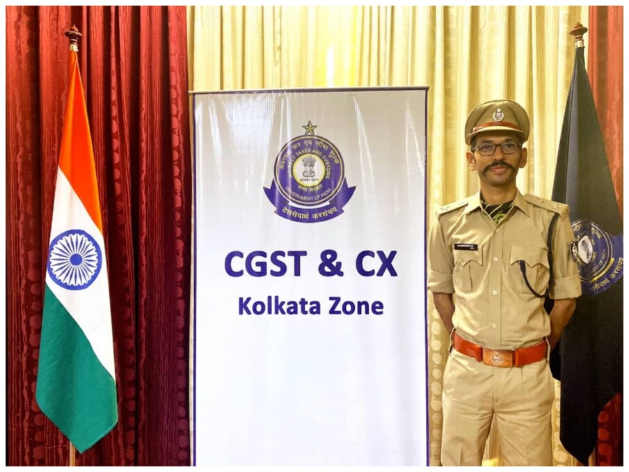 चंद्रशेखर यांचे शालेय शिक्षण राजस्थानमधील हनुमानगड येथून झाले. त्यांना 10वी मध्ये 82.6% आणि 12वी मध्ये 84.2% गुण मिळाले होते. यानंतर त्यांनी IIT ISM Dhanbad मधून पदवी प्राप्त केली. त्यात त्यांचा सीजीपीए 7.80 होता. पदवीचे शिक्षण पूर्ण होताच शेखर यांनी स्वयं-अभ्यासाद्वारे UPSC परीक्षेची तयारी सुरू केली. सध्या ते हल्दिया, कोलकाता येथे सहाय्यक आयुक्त म्हणून कार्यरत आहेत.