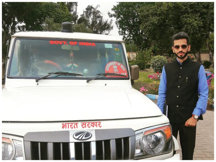 IRS चंद्रशेखर मीणाने UPSC परीक्षेच्या चौथ्या प्रयत्नात 655 वा क्रमांक मिळवला. पहिल्या तीन प्रयत्नांत त्यांनी लोकप्रशासन हा ऐच्छिक विषय ठेवला होता. त्यानंतर 1 वर्षाचा ब्रेक घेऊन हिंदी साहित्य हा ऐच्छिक विषय म्हणून केला. त्यांच्या या एका निर्णयामुळेच ते आपले ध्येय गाठू शकले, असे त्यांना वाटते. मुलाखतीत त्यांना त्याच्या टायबद्दल विचारण्यात आले. त्यावेळी दबावाखाली त्याने तो टाय चेन्नईहून विकत घेतल्याचे सांगितले होते. अर्थात, आता जर त्यांना ते उत्तर द्यायचे असते तर त्यांनी हसत हसत म्हटले असते की, हे त्यांच्या प्रेयसीने त्यांना गिफ्ट केलंय.
