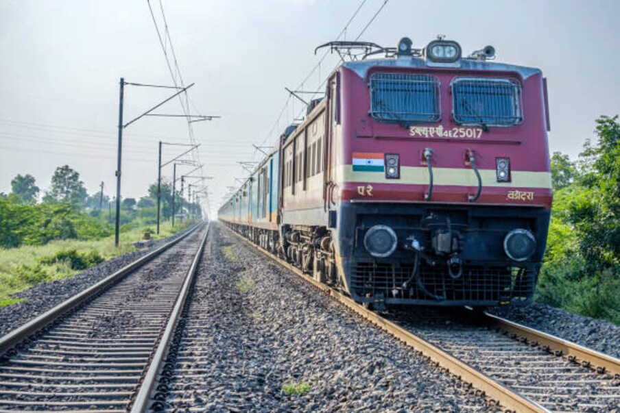  मिळालेल्या अहवालानुसार ज्या गाड्यांमध्ये 24-25 डबे आहेत. अशा ट्रेनला 1 किलोमीटरसाठी 6 लिटर डिझेल लागतं. आश्चर्याची गोष्ट म्हणजे सुपर फास्ट ट्रेनच्या तुलनेत पॅसेंजर ट्रेनमध्ये डिझेलचा खर्च जास्त असतो.