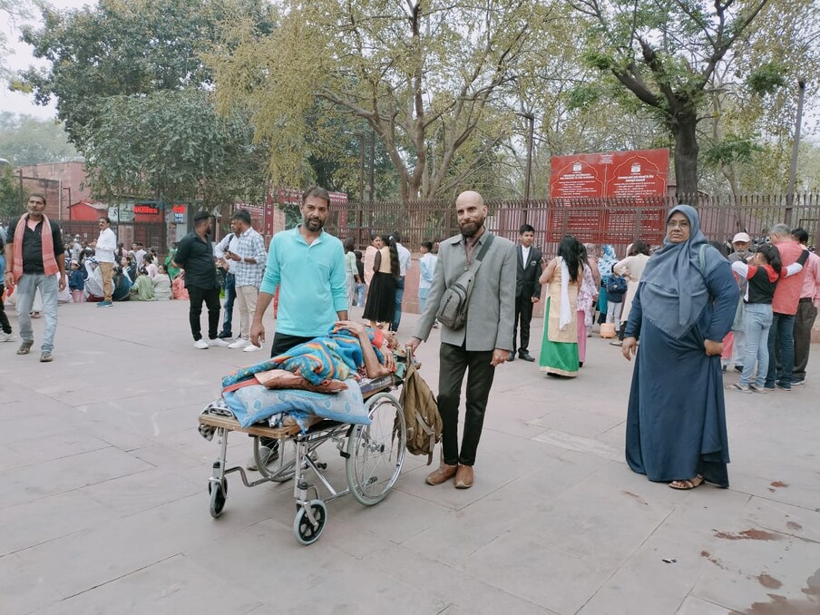  वृद्ध महिलेसोबत तिचे कुटुंबीय मुलगा आणि सून सोबत होते. पण भारतीय पुरातत्व विभागाच्या अधिकाऱ्यांनी या कुटुंबाला अडवलं.
