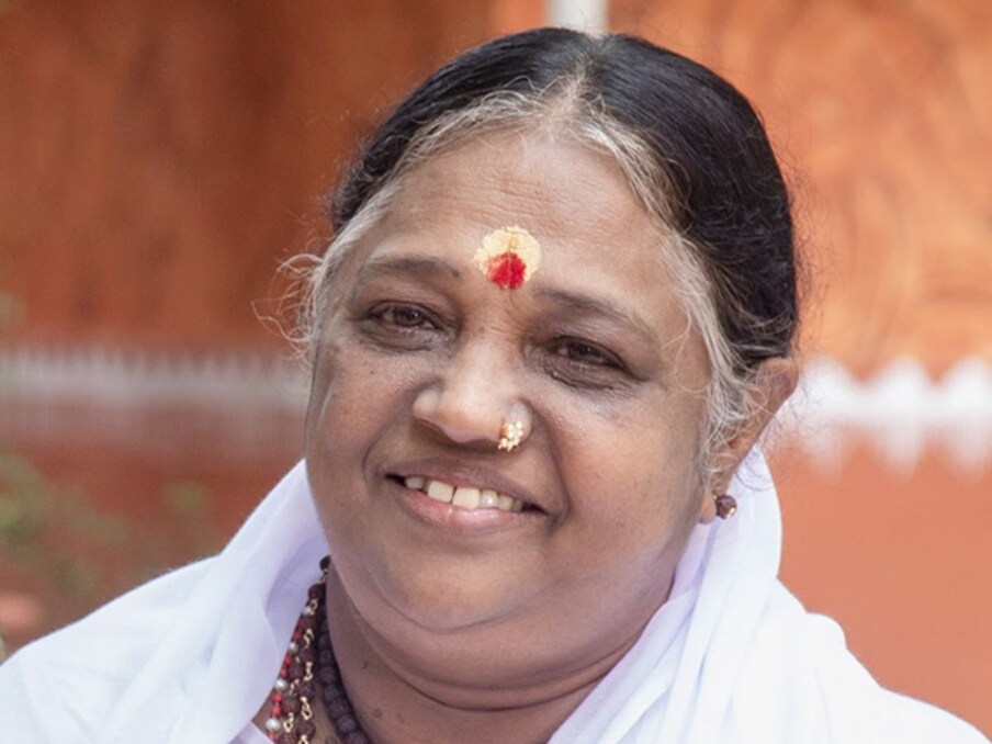 माता अमृतानंदमयी देवी जगभरात अम्मा नावानं ओळखल्या जातात. त्यांचे जगभरात अनुयायी आहेत. अम्मा त्यांच्या मठांच्या वतीने केल्या जाणाऱ्या सामाजिक कार्यासाठी ओळखल्या जातात. अम्मा एकूण 1500 कोटी रुपयांच्या मालक आहेत.