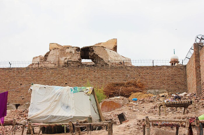 प्रल्हादपुरी मंदिर (पाकिस्तान): हे मंदिर पाकिस्तानच्या मुलतान शहरात होते. नरसिंह अवताराच्या सन्मानार्थ हिरण्यकश्यपचा मुलगा प्रल्हाद या भक्ताने ते बांधले अशी मान्यता आहे. पण 1992 मध्ये जेव्हा भारतात बाबरी मशीद पाडण्यात आली, तेव्हा पाकिस्तानच्या लोकांनी हे प्राचीन हिंदू मंदिर उद्ध्वस्त केले. हिंदू त्यावर दावा करतात पण आता त्याची स्थिती वादग्रस्त बनली आहे.