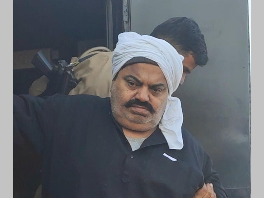 माफिया अतिक अहमद याच्यावर 1979 मध्ये खुनाच्या आरोपाखाली पहिला एफआयआर दाखल करण्यात आला होता. 6 नोव्हेंबर 1989 रोजी अतिकवर त्याच्या विरोधात निवडणूक लढवणाऱ्या माफिया चांद बाबाची हत्या केल्याचा आरोप होता. 1996 मध्ये प्रयागराज येथील व्यापारी अशोक साहू यांची हत्या केल्याचा आरोपही अतिकवर होता, ज्याने त्याचा भाऊ अशरफच्या गाडीला ओव्हरटेक केले होते.