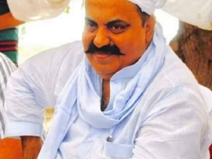 25 जानेवारी 2005 रोजी बसपा आमदार राजू पाल यांचा भरदिवसा खून केल्याचा आरोप झाला. 28 फेब्रुवारी 2006 रोजी, राजू पाल खून खटल्यातील मुख्य साक्षीदार उमेश पाल याचे अपहरण करण्यात आले आणि त्याला त्याच्या साक्षीशी संबंधित प्रतिज्ञापत्रावर स्वाक्षरी करायला लावली. 2007 मध्ये अतिकने सोनिया गांधी यांच्या नातेवाईकाची मालमत्ता ताब्यात घेतली होती. मात्र, पीएमओच्या नाराजीनंतर ताबा सोडला.